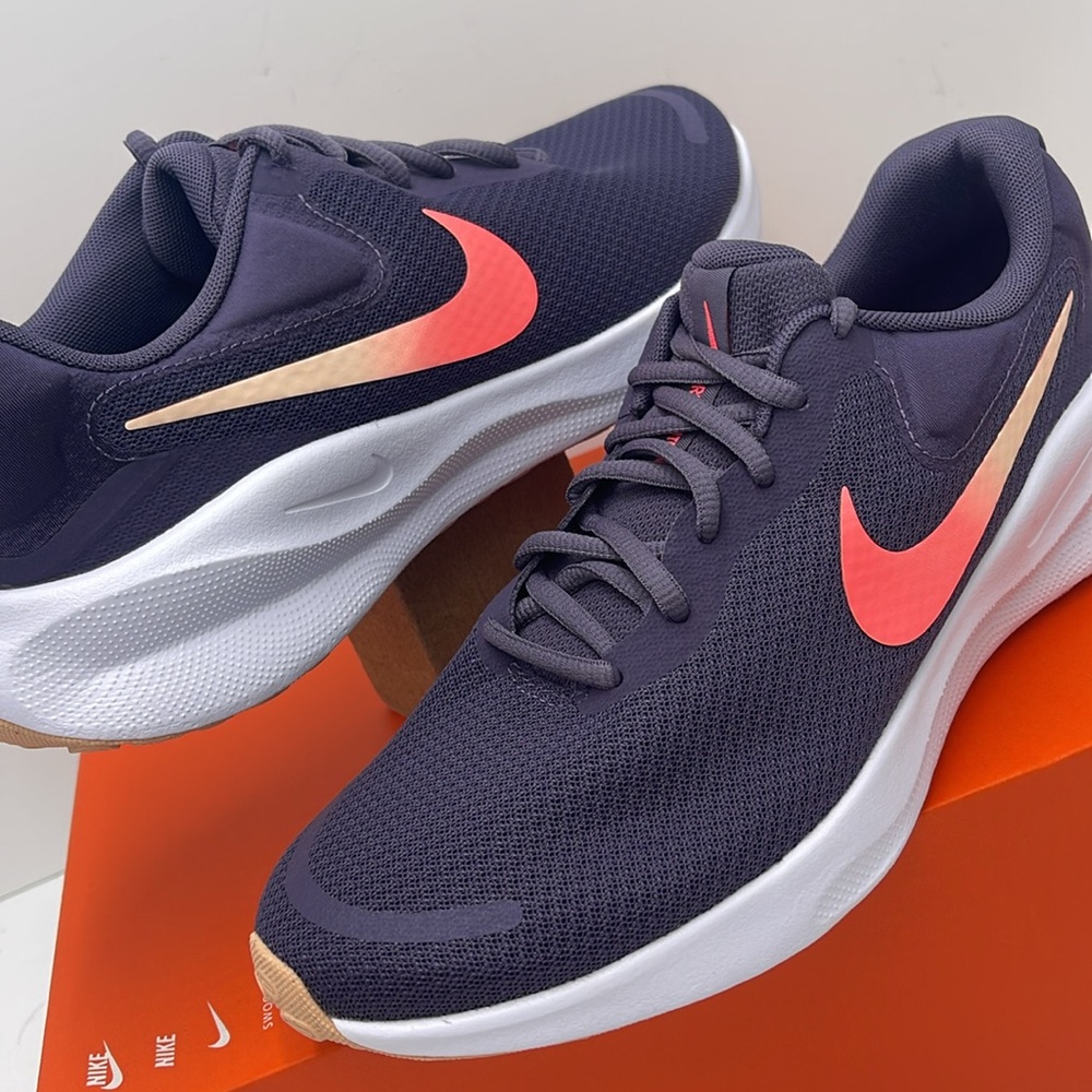 NIKE Men’s REVOLUTION 7
DK RAISIN/CRIMSON TINT-WHITE-HOT PUNCH
Style FB2208-500 - Picture 10 of 16